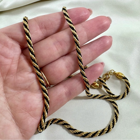 Vintage roped Trifari black and gold plated necklace in near mint condition. - Picture 3 of 6